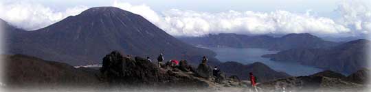 山から中禅寺湖を見下ろす写真