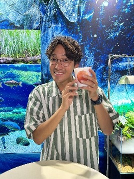日光天然氷を持ってパシャリ