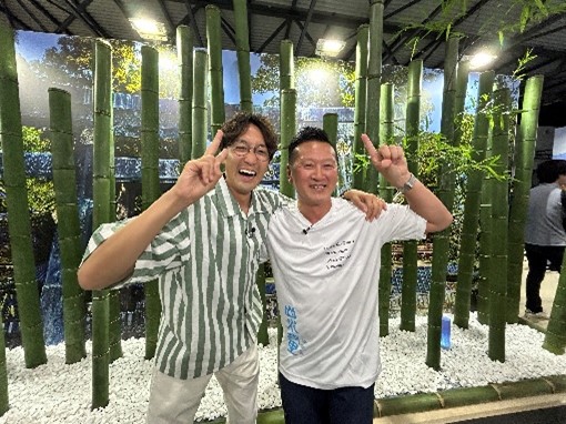 肩を組んで撮影する渡邉プロヂューサーと永井さん