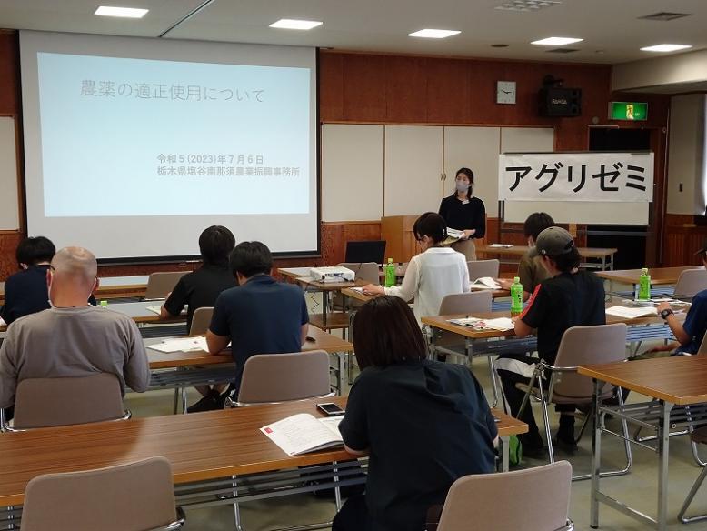 説明を聞く受講生
