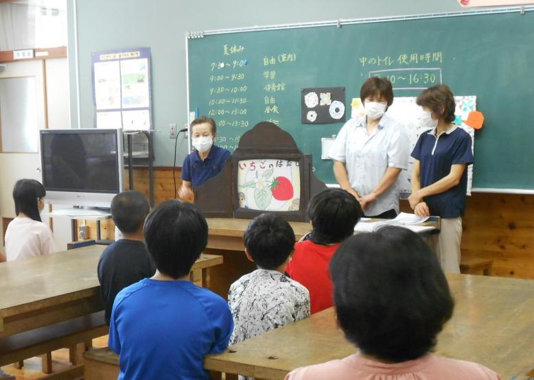 紙芝居の様子の写真