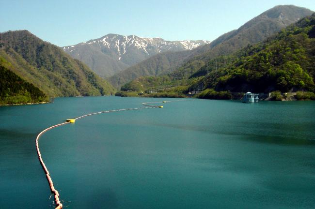 春の深山湖写真