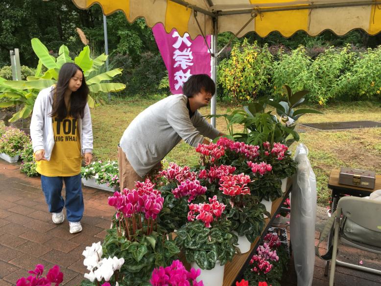 花の手入れをする学生たち