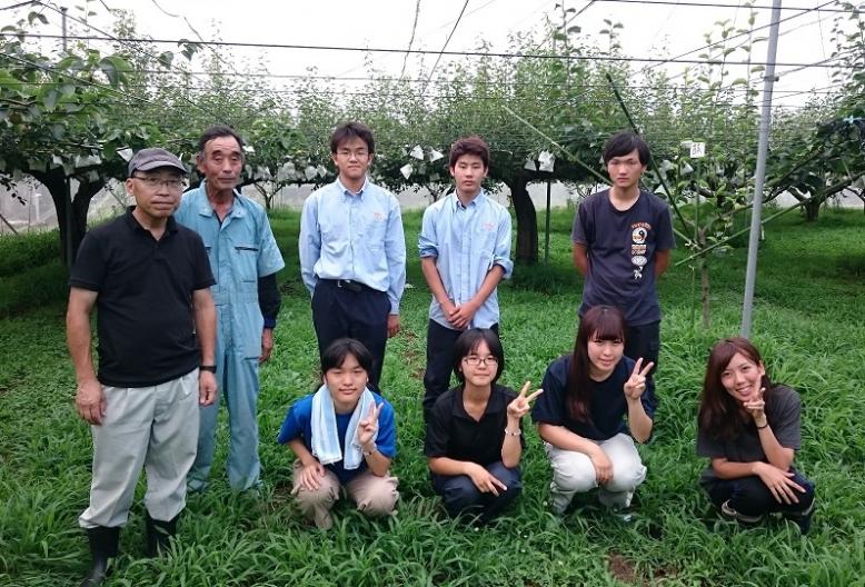 園芸経営学科果樹専攻の学生と職員