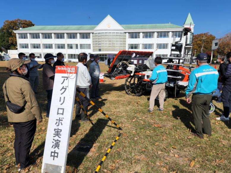 無人田植機の実演