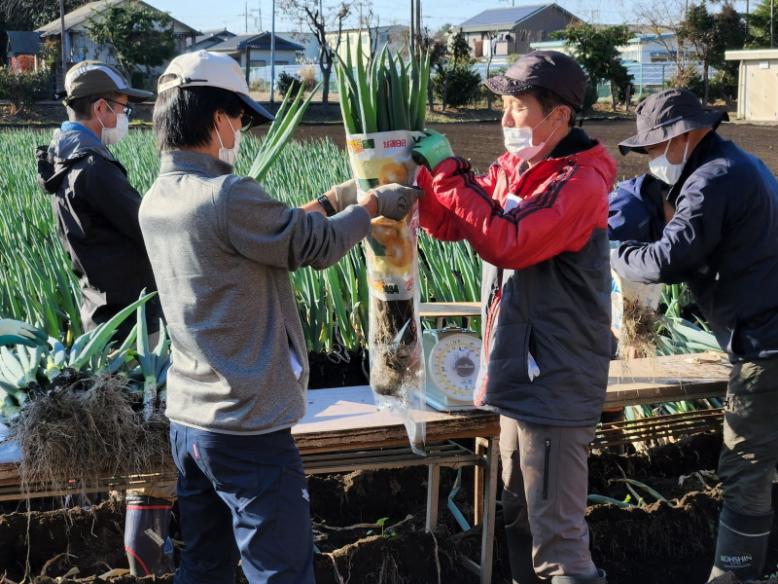 息を合わせて袋づめします